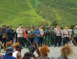 Dansatgas Pamtas RI PNG Yonif 112/DJ Dampingi Kapolda Papua Tengah Amankan Kericuhan