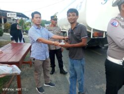 Polsek Sei Kanan Labusel Bagikan Takjil ke Pengguna Jalan