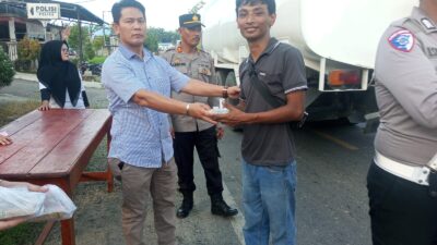 Polsek Sei Kanan Labusel Bagikan Takjil ke Pengguna Jalan