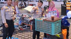 Hari Kartini, Samapta Polres Situbondo Bagikan Bunga dan Cokelat untuk Perempuan Hebat
