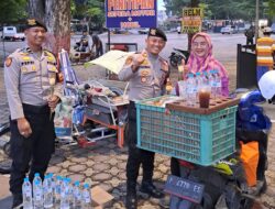Hari Kartini, Samapta Polres Situbondo Bagikan Bunga dan Cokelat untuk Perempuan Hebat