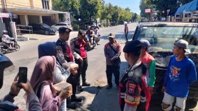 Samapta Polres Situbondo Gandeng PPDiS Bagikan Makanan kepada Masyarakat Saat Patroli Sepeda