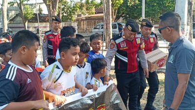 Bukan Hanya Patroli, Polisi Bagi Air Mineral di Alun-Alun Situbondo, Dorong Anak-Anak Gemar Berolahraga