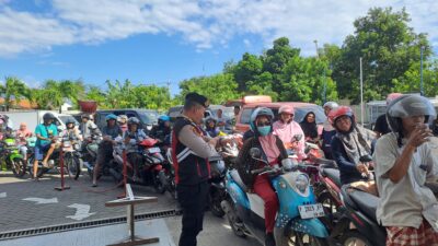 Cuaca Panas, Polisi di Situbondo Patroli ke SPBU
