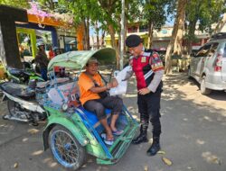 Aksi Pasabber Polres Situbondo Bagikan 100 Nasi Kotak ke Warga