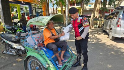 Aksi Pasabber Polres Situbondo Bagikan 100 Nasi Kotak ke Warga