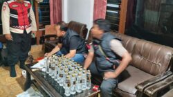 Samapta Polres Situbondo Berantas Miras, Puluhan Botol Arak Disita di Kapongan dan Mangaran