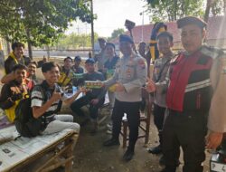 Ajak Jaga Kamtibmas, Polisi Situbondo Bagikan Paket Makanan untuk Ojek Online